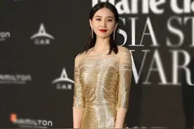 刘诗诗演绎成熟美，穿金色连衣裙优雅贵气，乌发红唇好惊艳图片