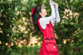 谭松韵有颜就是任性，穿00后的少女裙毫无违和感，哪像奔三的人？图片