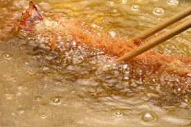 油炸可以产生美味，来看看这些油炸的瞬间~这就是创造美味的瞬间图片