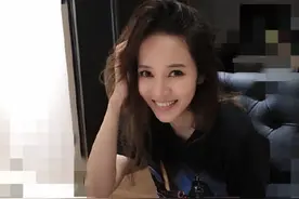 侯佩岑穿休闲t恤发型略显凌乱，被儿子抓拍露幸福笑容图片