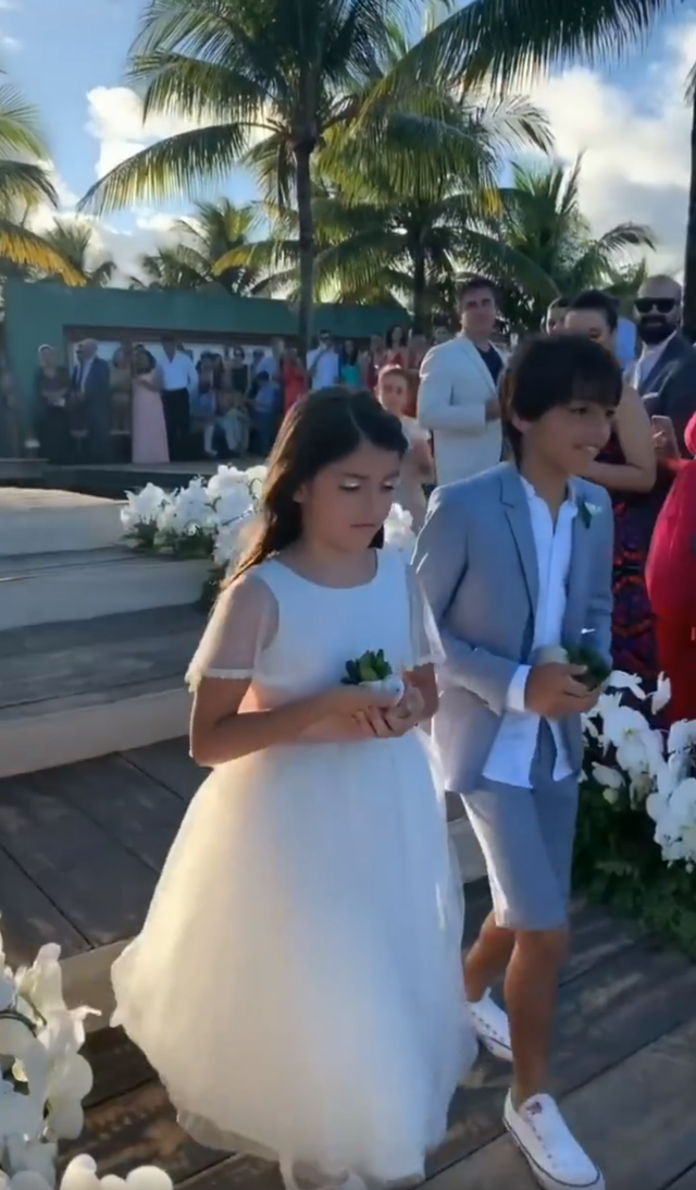 卡卡老婆婚内出轨(37岁卡卡与23岁模特大婚10岁儿子8岁女儿送上婚戒