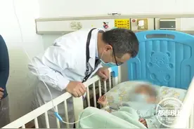 3岁男孩蹲在地上，直喊肚子痛，一查双肾都有结石图片