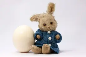 初入职场，大领导居然是我的前男友，他的小女友穿着小短裙来接他图片