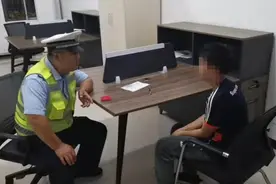 “听妈妈的话”少年怄气离家出走，交警热心助其回家并耐心开导图片