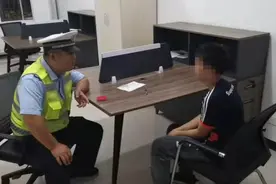 “听妈妈的话”少年怄气离家出走，交警热心助其回家并耐心开导图片