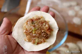 拌饺子馅时，先放油还是盐？一步错步步错，难怪饺子不鲜又难吃图片