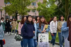 普通大学生上大学期间花费多少，生活费占比大，家长：全是眼泪图片