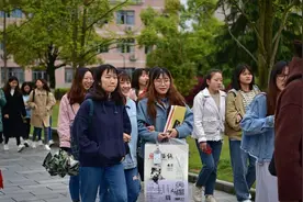 普通大学生上大学期间花费多少，生活费占比大，家长：全是眼泪图片