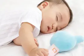 宝宝在这3个时间睡得沉，妈妈要赶紧给“叫醒”，不然影响发育图片