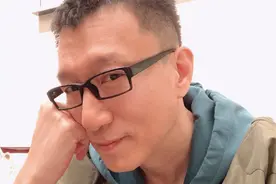 50岁孙红雷晒减肥照，眼睛变大尖下巴明显，与从前判若两人？图片