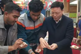 过小年！湖北留学生包饺子，感受中国年味视频封面