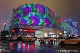 强大的华为P40 Pro+暗光拍摄能力遇上疫情过后的汉街夜雨奇幻美景图片