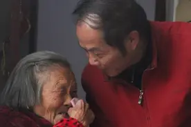 湖南百岁抗战女兵，时隔73年后和丈夫“重聚”，哭得像个孩子图片