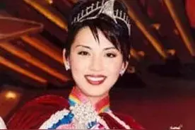 48岁香港女星陈炜，离异九年后，与育有两女的医师订婚图片