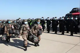 “敬礼！”民警向支援武汉疫情防控阻击战的人民子弟兵致敬图片