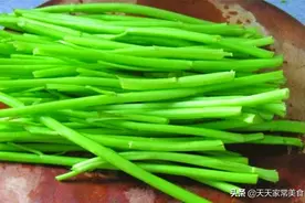 家庭版酸辣空心菜梗，炎热的夏天来上一大盘，清脆爽口比肉都好吃图片
