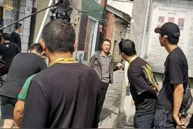 孙红雷路透照曝光，衣着朴素被指像小区大叔，脸颊消瘦认不出？图片