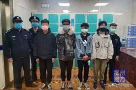 以为燃油宝能当汽油用 柳州四男子加油站里偷了50瓶往“油狗”里灌~~图片