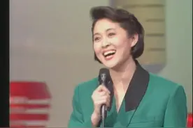 1991年春晚出现失误，倪萍用4张白纸"骗"观众29年，为何反以为荣?图片