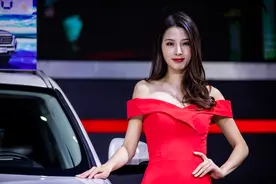 展会抓拍 | 车模——大长裙、大长腿给美女的气质加分不少图片