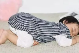 孩子睡着后有这5种反应，是脾胃“求救”信号，父母要引起重视图片