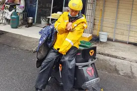 岳阳一外卖小哥身残志坚，穿梭大街小巷为梦想全力奔跑图片