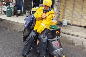 岳阳一外卖小哥身残志坚，穿梭大街小巷为梦想全力奔跑图片