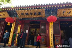 五台山超火的景点，很多人都是1步1拜，白天傍晚人都很多图片