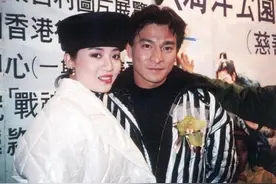 刘德华抱着已经故去的梅艳芳，有道是“男儿有泪不轻弹”图片