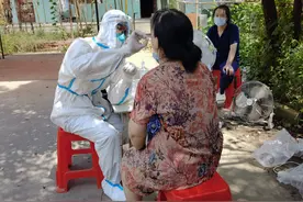 一个人的坚守，90后男护士孤身在偏僻小村为78位村民采集核酸图片