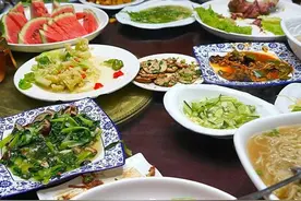 下饭店吃饭，这5类菜肴尽量不要点，厨师下馆子很少吃，避免被坑图片