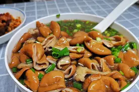成都菜市场里20年的肥肠摊，肥肠120元一斤，一锅能赚4千多图片