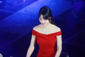 LCK美女主持回归，和Faker“狂热粉丝”合作，李哥还是输在颜值上图片