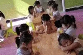 幼儿园里喝奶视频让家长怒了！教师没有爱，还是父母“玻璃心”？图片