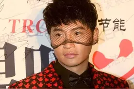 陈志朋土味造型再升级，脸上套层黑面纱太妖娆，红西装艳丽抢眼图片