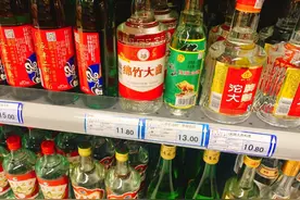 白酒瓶身一旦出现“4个字”，就是香精勾兑的劣质酒，趁早别喝图片