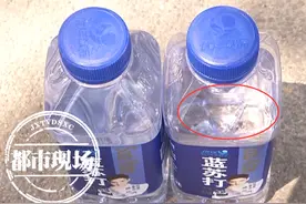 江西宜春：小卖铺在售的“优洋苏打水”竟有27瓶漂着黑色异物图片