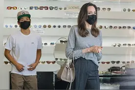 安吉丽娜·朱莉带17岁越南裔儿子购物，罕见踩10cm鞋跟，更显挺拔图片
