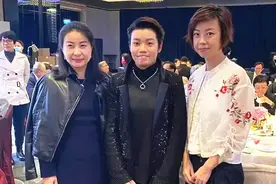 郭晶晶罕见出席活动，穿机车外套挺帅酷，张怡宁白色短衫显俏皮图片