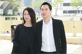 张家辉携妻女外出享家庭乐，15岁女儿身高瞩目，亭亭玉立像关咏荷图片