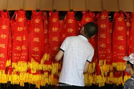 中考在即，哈尔滨考生家长文庙虔诚祈福图片