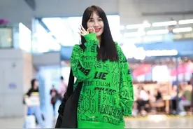 李菲儿改走嘻哈运动风，穿大码套头衫配破洞裤，个性新潮星味更浓图片