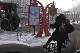 公交站牌“长”在绿化带里！坐车得翻栅栏！行人：“这不是不道德的行为嘛”图片