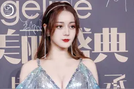 迪丽热巴身材不是一般的好，穿V领修身礼服美艳迷人，腰臀比真好图片