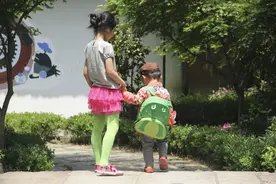 “生你养你，供你读研，你只看到重男轻女？”要求太多就是自私图片