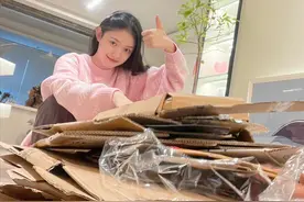 林允晒双十一“战况”，在客厅脚踩纸盒拆快递，网友直说太接地气图片