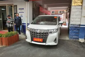 宾利、奔驰、宝马、奥迪… 男子将租赁的13辆豪车转手抵押获利上百万，现被郑州警方抓获图片
