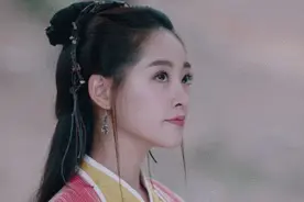 被“新周芷若”祝绪丹甜到，穿粉色外套戴鸭舌帽，帽子摘下更美！图片