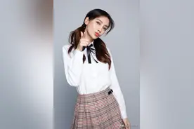 30岁的baby穿学院风服装，搭配脚上的袜子，重回美少女时代图片