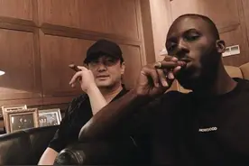 沈腾与黑人好友聚餐，一起抽雪茄姿势熟练，刚曝妻子还在备孕二胎图片